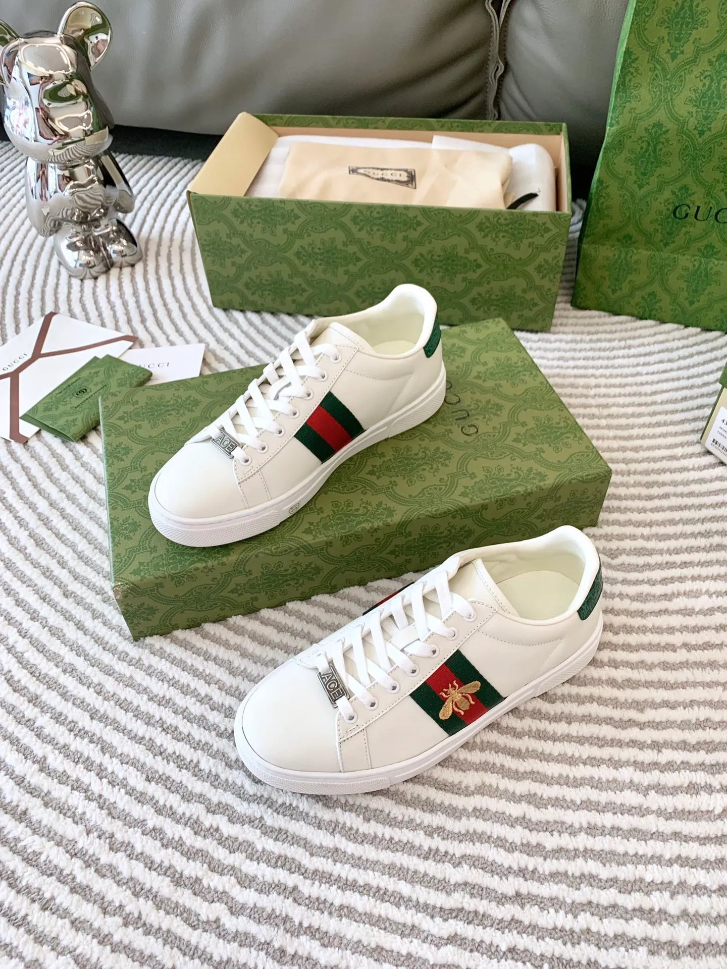 👟👟Ex-factory price 540👟👟 Men's size +10 Top version: Gucci G family classic Ace series Embroidery Little Bee White Shoes Couple Style Ribbon Love Casual Sports Shoes Sneakers Original Purchase Development Production This brand's classic low-top sports shoes interweave golden embroidered bees with red and green webbing. The bee is a classic element of the brand. It appeared in the Gucci ready-to-wear series in the 1970s. Exquisite packaging at the delivery counter🛍📦 ▪️Fabrics: Original custom imported first-layer cowhide ▪️Foots: Original custom cowhide lining ▪️Sole: Original open-molded rubber non-slip material ▪️Sole thickness: 2.5CM ▪️Size: Women's 34-41 (customized 34/41) ▪️Size: Men's 38-46 (38/46 customized)